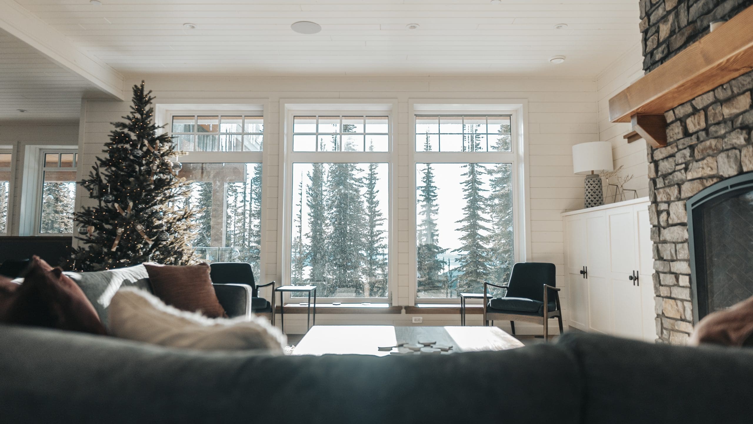 Living room with large bright windows and incredible views. Large gas fireplace, open concept living area and large, well equipped kitchen. Private hot tub, laundry, lower level den/games room, ski room and garage for storage or parking.